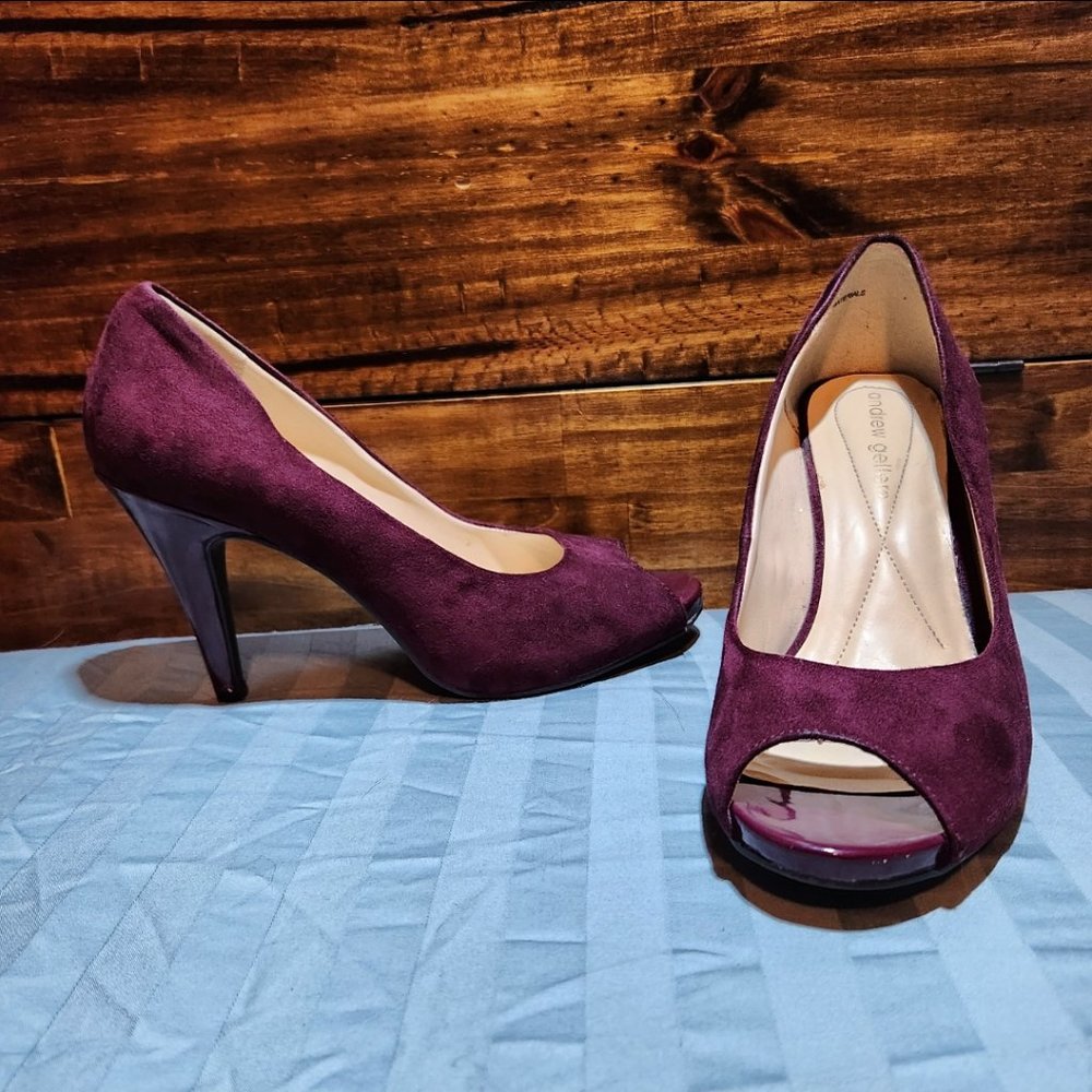 Size 8 Andrew Geller suede peep toe heels